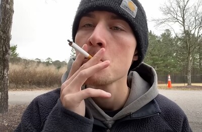 Лечение зависимости от табакокурения в Лангепасе Мужчина с сигаретой делает затяжку