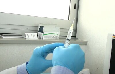 Проведение кодирования Вивитролом в Лангепасе Шприц с Вивитролом в руках у врача